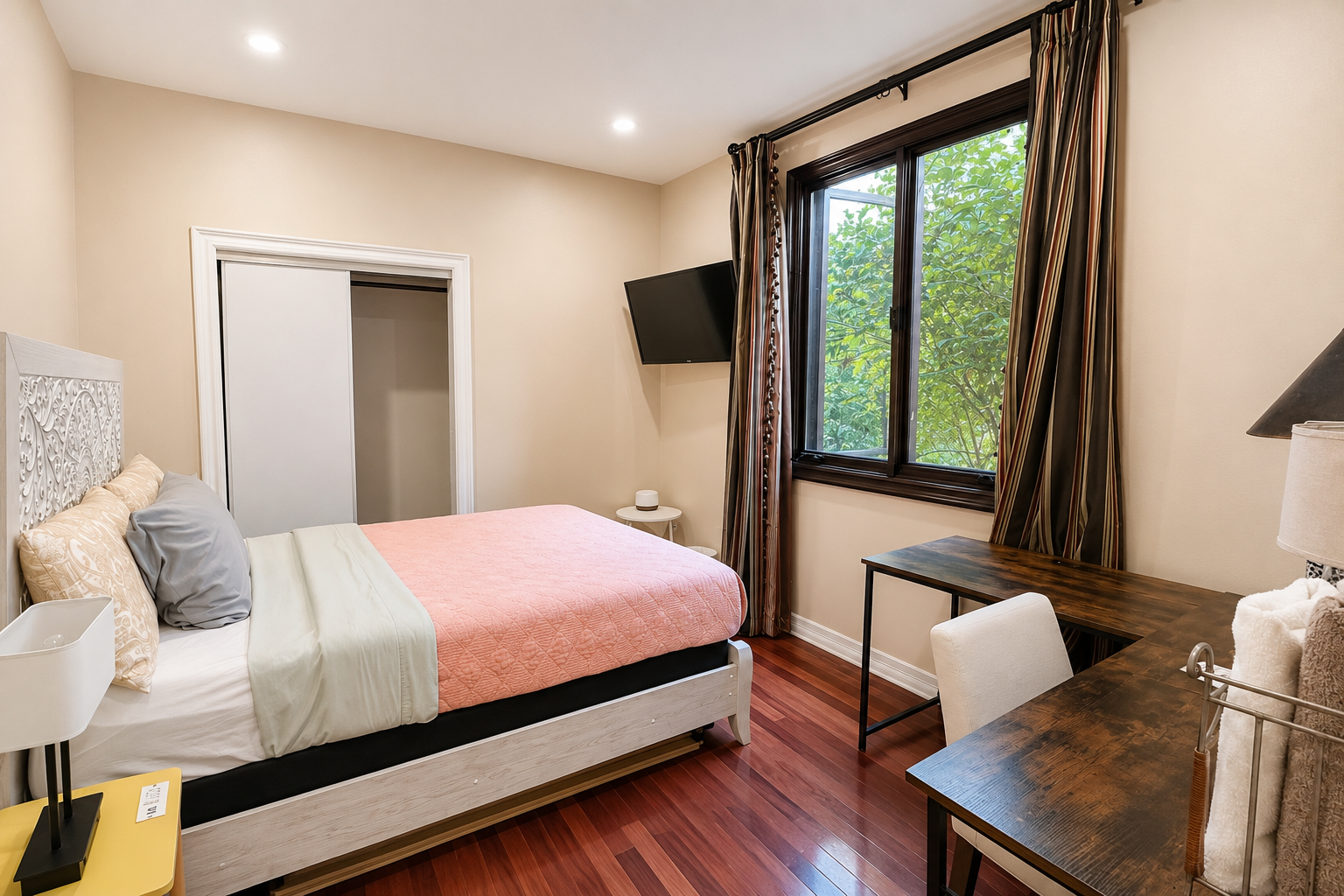 Spacious 800 Sq Ft Private Suite + Washer photo 1