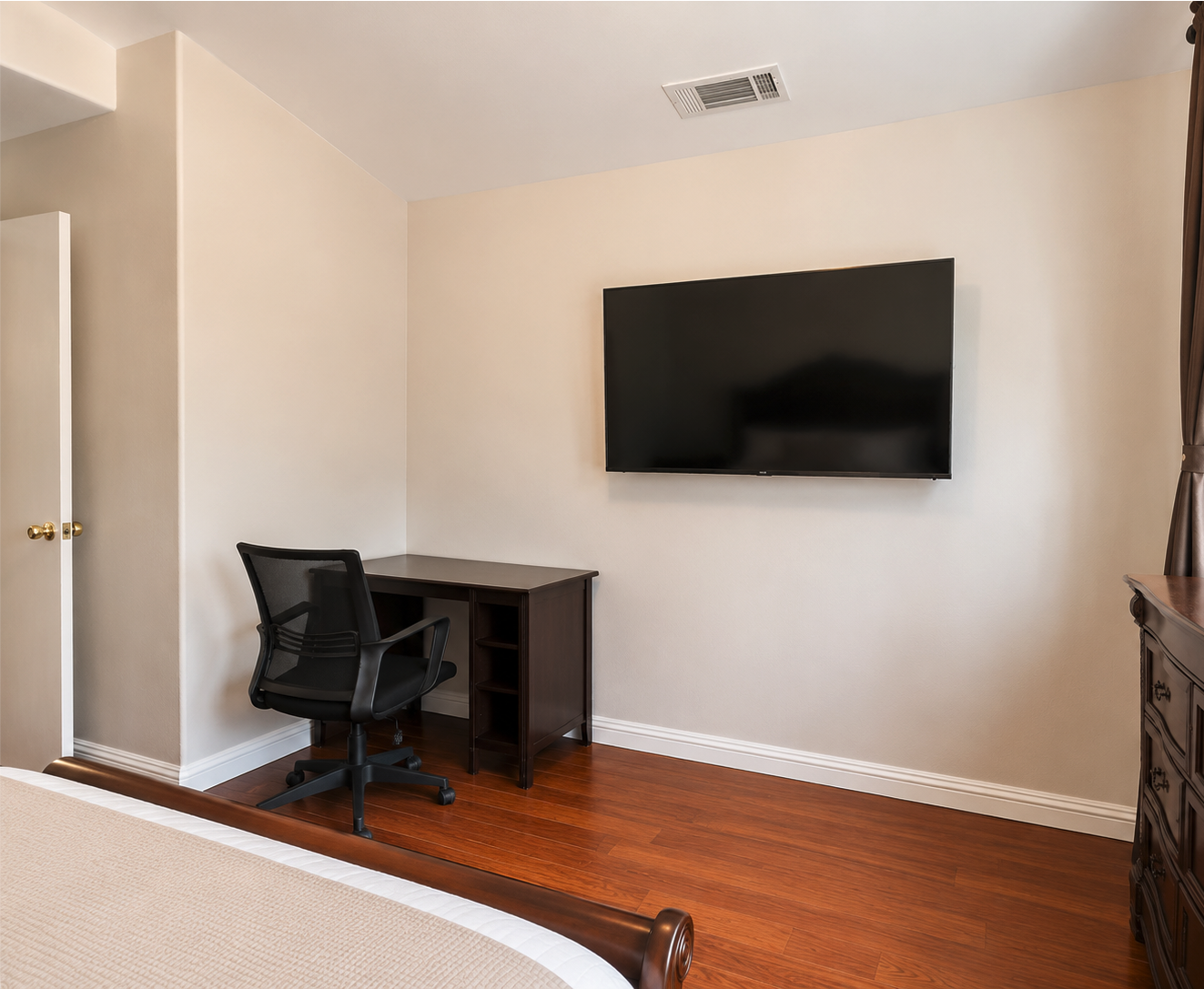 King Suite · Private Bath, Walk-In & Smart TV photo 1