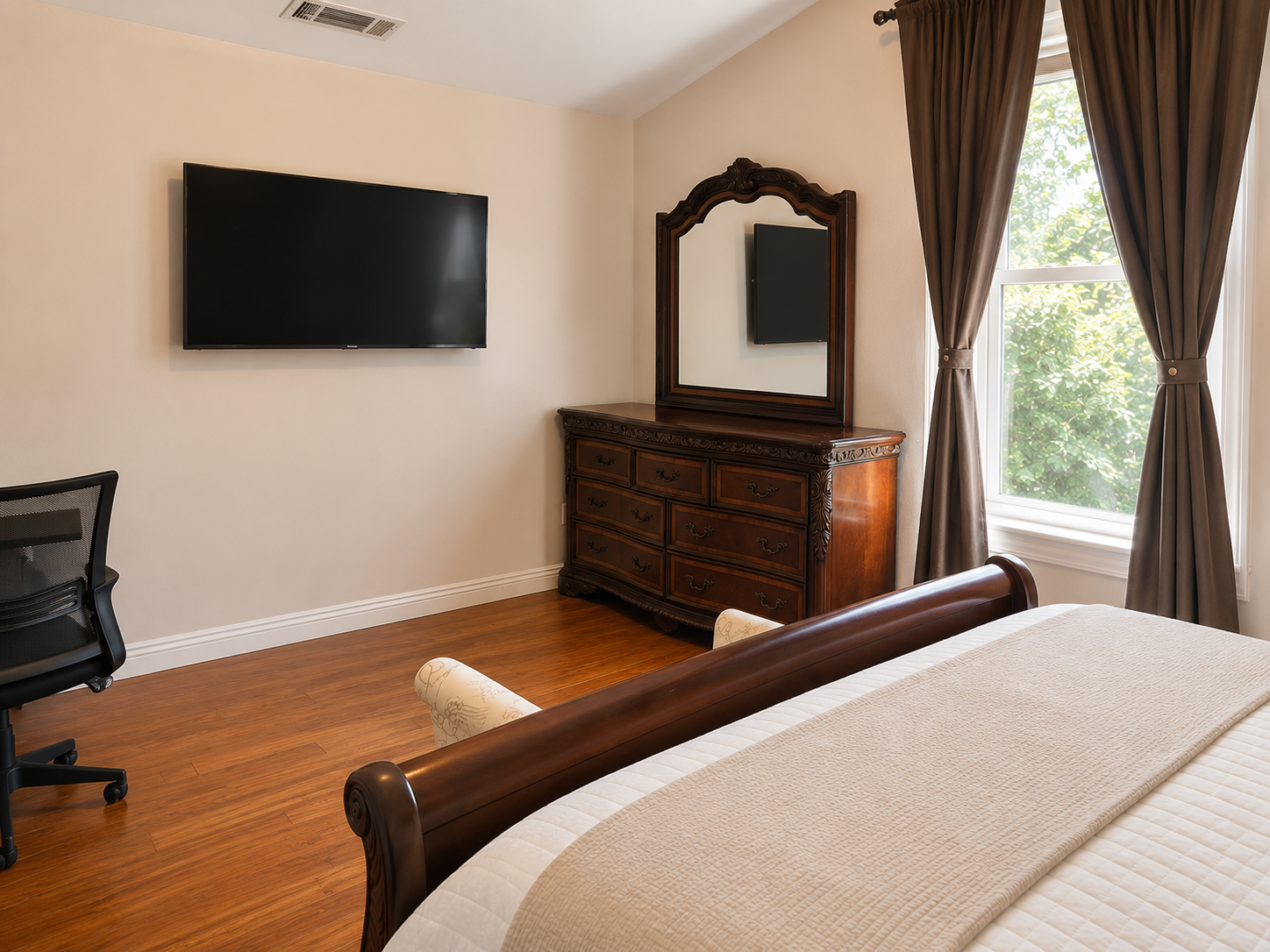 King Suite · Private Bath, Walk-In & Smart TV photo 2