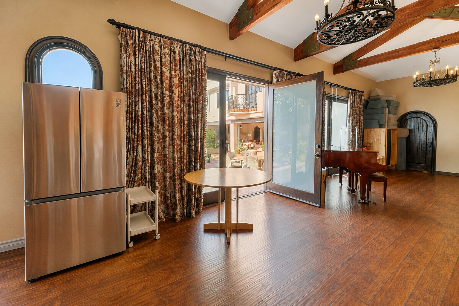 Huge 1,000 Sq Ft Private Suite + Parking photo 1