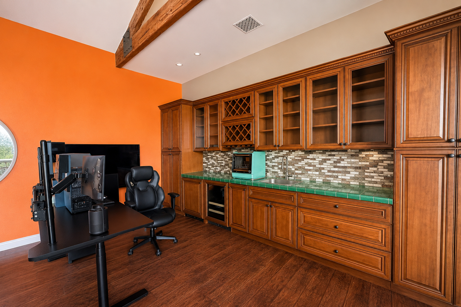 Huge 1,000 Sq Ft Private Suite + Parking photo 2