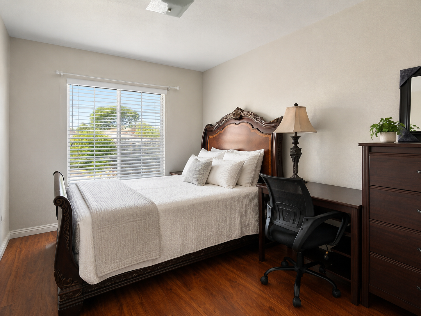 Large Queen Room + Desk · 10 Min to Cal Poly photo 3